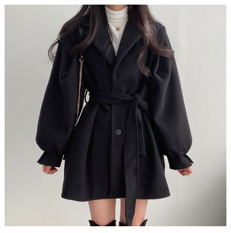 Manteau Rétro Ajusté à Ceinture – Élégance Classique