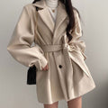 Manteau Rétro Ajusté à Ceinture – Élégance Classique