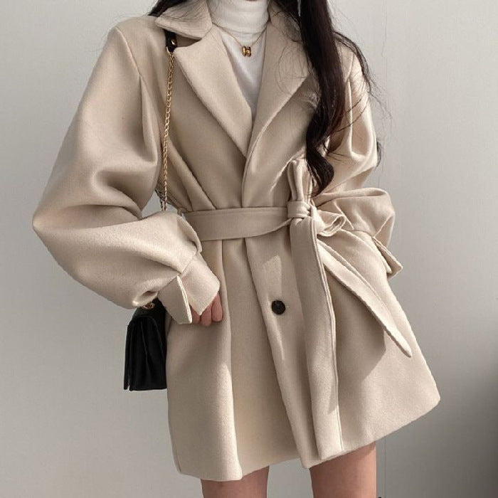 Manteau Rétro Ajusté à Ceinture – Élégance Classique