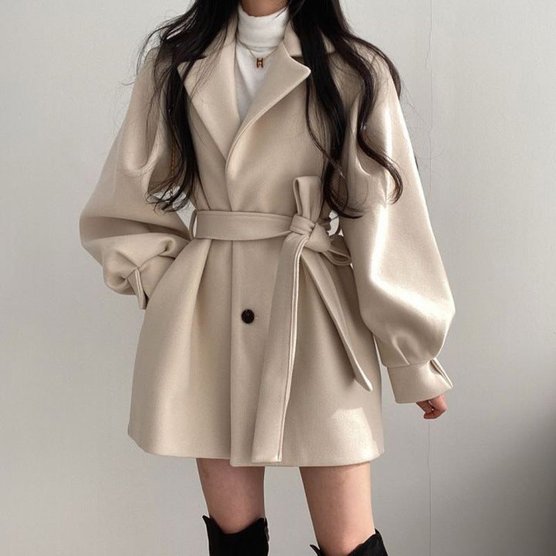 Manteau Rétro Ajusté à Ceinture – Élégance Classique