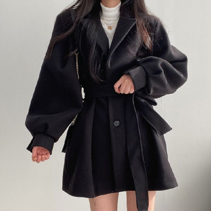 Manteau Rétro Ajusté à Ceinture – Élégance Classique