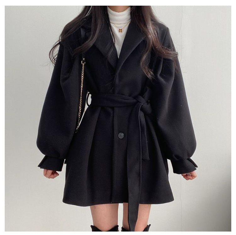 Manteau Rétro Ajusté à Ceinture – Élégance Classique
