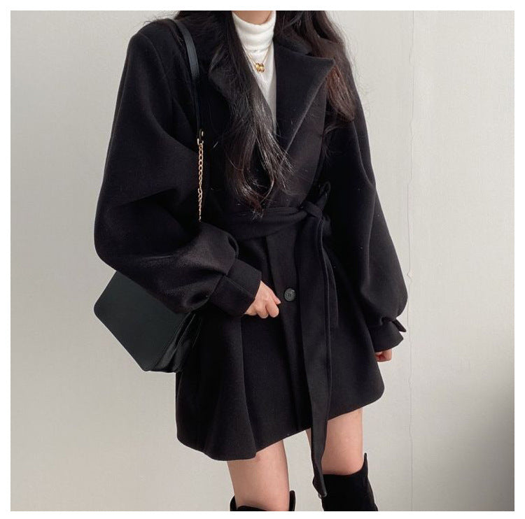 Manteau Rétro Ajusté à Ceinture – Élégance Classique