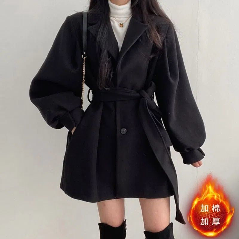 Manteau Rétro Ajusté à Ceinture – Élégance Classique