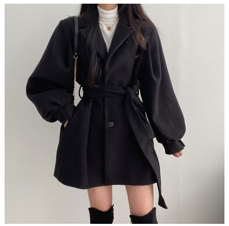 Manteau Rétro Ajusté à Ceinture – Élégance Classique
